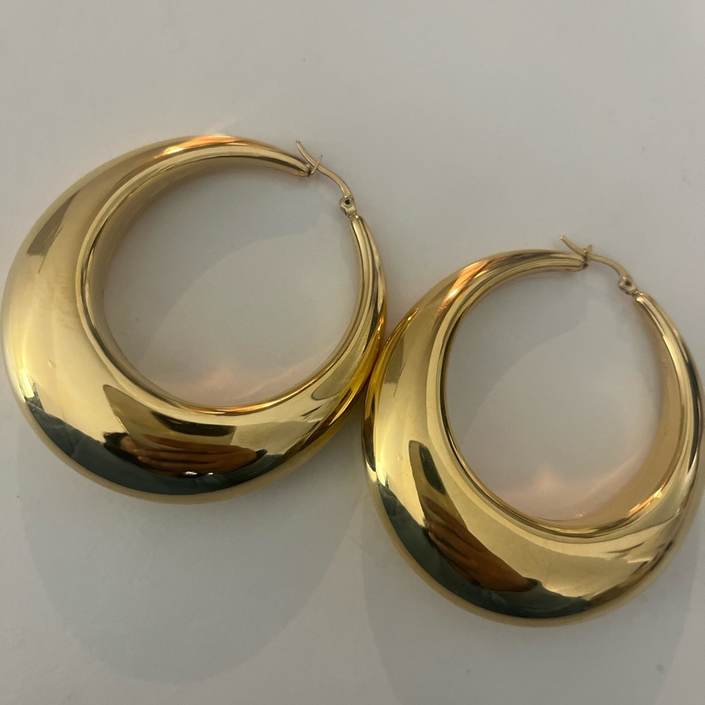 Chic Gold Crescent Earrings